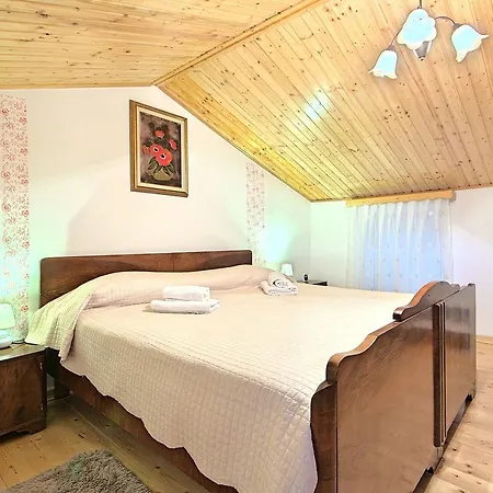 Apartman Provincial With Maincured Garden In