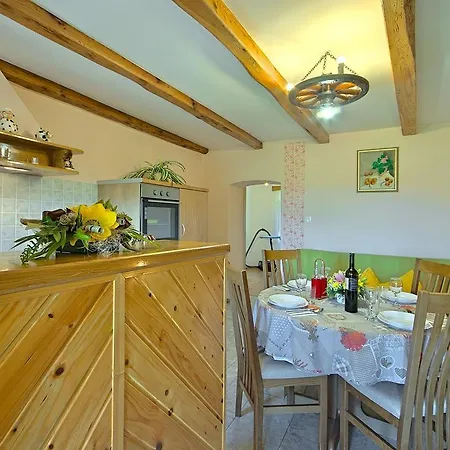 Provincial With Maincured Garden In Apartman Buzet