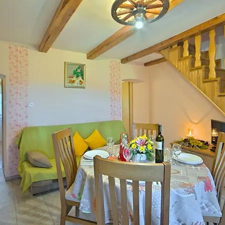 Provincial With Maincured Garden In Apartman