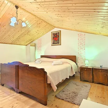 Provincial With Maincured Garden In Apartman *