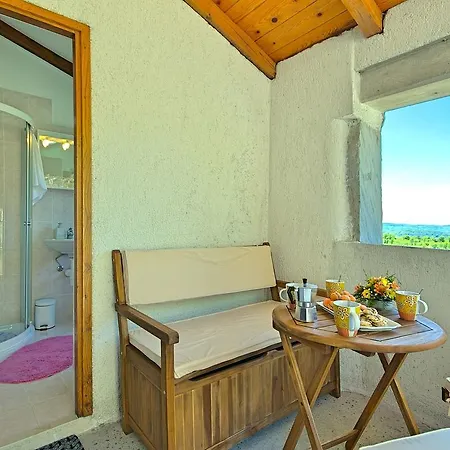 Apartman Provincial With Maincured Garden In