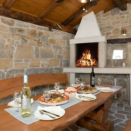 Provincial With Maincured Garden In Apartman Buzet