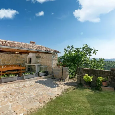 Provincial With Maincured Garden In Buzet