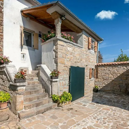 Provincial With Maincured Garden In Buzet