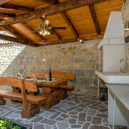 Provincial With Maincured Garden In Apartman Buzet