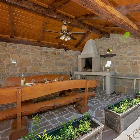 Provincial With Maincured Garden In Apartman *