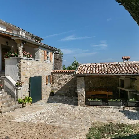 Provincial With Maincured Garden In * Buzet