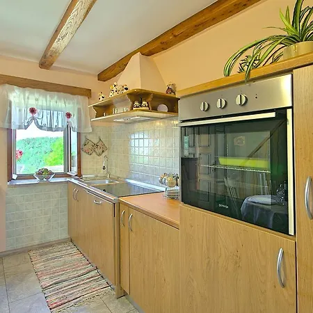 Provincial With Maincured Garden In Apartment *