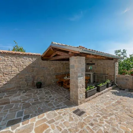 Apartment Provincial With Maincured Garden In Buzet