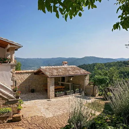 Provincial With Maincured Garden In Buzet